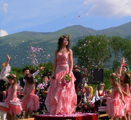 Долината на тракийските царе и розите 